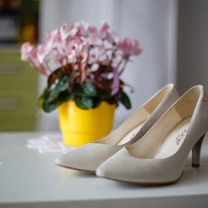 Buty ślubne wraz z kwiatami w dniu ślubu
