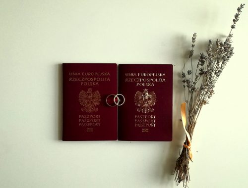 Paszporty, obrączki i kwiaty